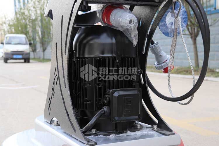拋光機(jī)是為了讓地面表面有光澤，需要先研磨后才可以?huà)伖?。拋光分為粗拋和精拋，這時(shí)候可以使用拋光機(jī)，配合拋光墊，提高地面的光澤度。高速地坪拋光機(jī)讓你輕松完成地坪拋光工作，提高地坪亮度。